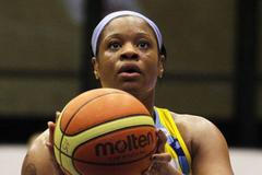 Basketbalistka ZVVZ USK Praha Kia Vaughnová v utkání 1. kola Evropské ligy proti Salamance.