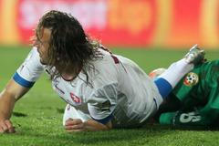 Český fotbalista Petr Jiráček po střetu s Iljou Milanovem v utkání kvalifikace MS 2014 proti Bulharsku.