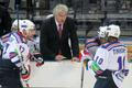 Hokejový trenér SKA Petrohrad Miloš Říha diriguje Ilju Kovalčuka a Viktora Tichonova v utkání KHL proti Lvu Praha.