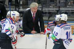 Hokejový trenér SKA Petrohrad Miloš Říha diriguje Ilju Kovalčuka a Viktora Tichonova v utkání KHL proti Lvu Praha.