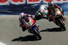 FOTO: Závodníci, kteří si Lorenza prohlížejí z odstupu