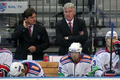 Hokejoví trenéři SKA Petrohrad Andrej Potajčuk (vlevo) a Miloš Říha v utkání KHL proti Lvu Praha.