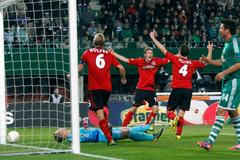 Fotbalisté Bayeru Leverkusen slaví gól proti Rapidu Vídeň v utkání Evropské ligy 2012/13.