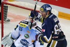 Hokejista Kladna Jaromír Jágr se raduje z gólu před Jiřím Trvajem v utkání proti Kometě Brno během 15. kola Tipsport extraligy 2012/13.