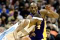 Kobe Bryant z LA Lakers se snaží ustrážit Coreyho Brewera z Denveru Nuggets
