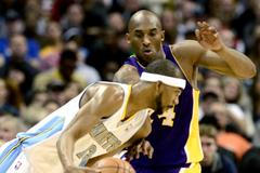 Kobe Bryant z LA Lakers se snaží ustrážit Coreyho Brewera z Denveru Nuggets