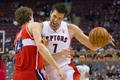 Basketbalista Toronta Raptors Andrea Bargnani (vpravo) bojuje s Janem Veselým z Washingtonu Wizards během přípravného utkání NBA 2012/13.