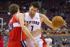 Basketbalista Toronta Raptors Andrea Bargnani (vpravo) bojuje s Janem Veselým z Washingtonu Wizards během přípravného utkání NBA 2012/13.