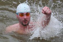 Otužilci na Štěpána v pražské Vltavě