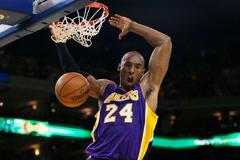 Kobe Bryant smečuje v utkání LA Lakers a Warriors