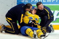 VIDEO Takhle zmrzačil Švéda. Teď si Kanaďan tři zápasy nezahraje