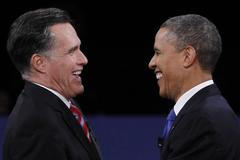 Mitt Romney a Barack Obama se zdraví po skončení třetí televizní debaty