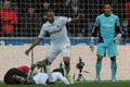 Ashley Williams fauluje Robina van Persieho
