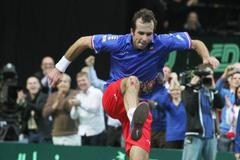 Čeští tenisté se radují z vítězství ve finále Davis Cupu 2012 proti Španělsku.