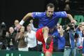 Čeští tenisté se radují z vítězství ve finále Davis Cupu 2012 proti Španělsku.