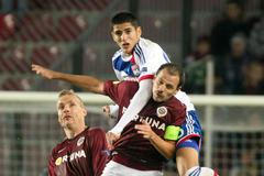 Fotbalisté Sparty Praha Jiří Jarošík a Marek Matějovský v souboji s Yassine Benziou v utkání Evropské ligy proti Olympique Lyon.