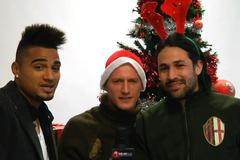 Hráči AC Milán zpívají vánoční koledu