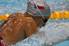 Česká plavkyně Petra Chocová plave v závodě na 100 metrů na OH 2012 v Londýně.