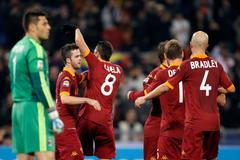 Fotbalista AS Řím Erik Lamela oslavuje se spoluhráči gól do sítě AC Milán