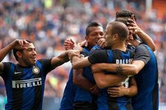 Fotbalisté Interu Milán slaví gól v Serii A