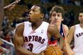 Basketbalista Toronta Raptors Kyle Lowry (vlevo) běží před Janem Veselým z Washingtonu Wizards během přípravného utkání NBA 2012/13.