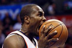 VIDEO Ibaka dostal v NBA za úder do rozkroku pokutu 25 tisíc dolarů