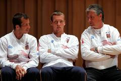 Tenisté Radek Štěpánek, Tomáš Berdych a kapitán Jaroslav Navrátil během oficiálního losování semifinálových utkání Davis Cupu 2012.