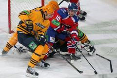 Hokejista Lva Praha Roman Červenka se snaží protlačit přes Ilju Kablukova v utkání KHL 2012/13 proti Atlantu Mytišči.,