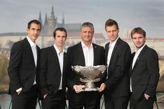 Čeští tenisté se salátovou mísou po triumfu v Davis Cupu 2012