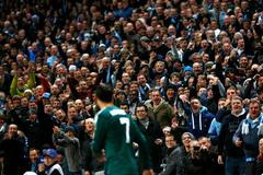 Fotbalista Realu Madrid Cristiano Ronaldo sleduje diváky v utkání Ligy mistrů 2012/13 v Manchesteru City.
