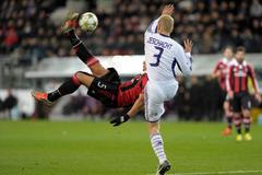 Parádní nůžky obránce AC Milán Philippeho Mexese proti Anderlechtu