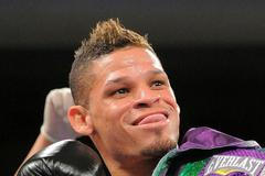 Portorický boxer Orlando Cruz v souboji s Mexičanem Jorge Pazosem během zápasu i mistra světa WBO NABO v muší váze.