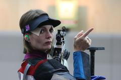 Česká střelkyně Kateřina Emmons během střelby ze vzduchové pušky na 10 metrů na OH 2012 v Londýně.