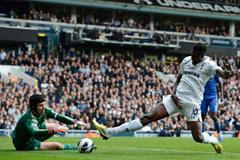 Fotbalista Tottenhamu Emmanuel Adebayor marně střílí na Petra Čecha z Chelsea během utkání anglické Premier League 2012/13.