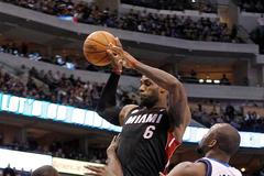 Dallas vs. Miami, basketbalová NBA (Le Bron James, Jones, Collison)