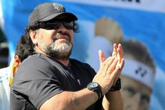 Argentinská fotbalová legenda Diego Maradona v semifinálovém utkání Davis Cupu 2012 Carlose Berlocqa s Čechem Tomášem Berdychem.