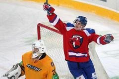 Hokejista Lva Praha Roman Červenka slaví gól v síti Antona Chudobina v utkání KHL 2012/13 proti Atlantu Mytišči.,
