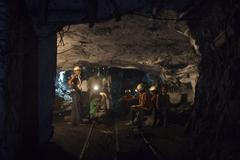 Foto: Ruční těžba uhlí v Indii