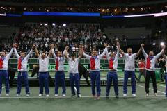 Čeští tenisté se radují z vítězství ve finále Davis Cupu 2012 proti Španělsku.