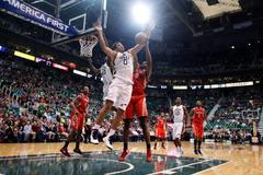 Enes Kanter z Utahu Jazz a Terrence Jones z Houstonu Rockets svádějí souboj při doskoku