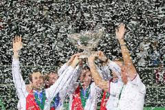 Čeští tenisté se radují z vítězství ve finále Davis Cupu 2012 proti Španělsku.