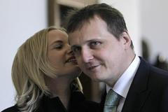 Vít Bárta a Kateřina Klasnová u soudu před čtením rozsudku na fotografii Reuters