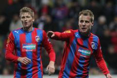 Fotbalisté Plzně Václav Procházka (vlevo) a David Limberský slaví gól v utkání proti Hapoelu Tel Aviv během Evropské ligy 2012/13.