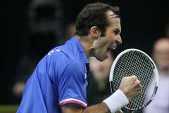 Čeští tenisté se radují z vítězství ve finále Davis Cupu 2012 proti Španělsku.