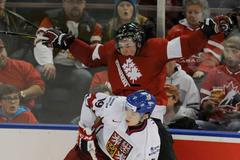 Tomáš Hertl na juniorském MS 2011 (a Scott Harrington)