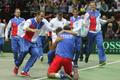Čeští tenisté se radují z vítězství ve finále Davis Cupu 2012 proti Španělsku.