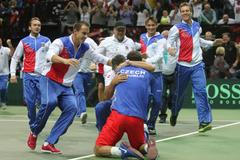 Čeští tenisté se radují z vítězství ve finále Davis Cupu 2012 proti Španělsku.