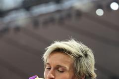 Česká oštěpařka Barbora Špotáková pózuje se zlatou medailí na OH 2012 v Londýně.