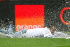 VIDEO Pořadatelé honí diváky, kteří vnikli na hřiště ve Varšavě