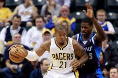David West (Indiana Pacers) a Bernard James (Dallas Mavericks) v utkání NBA